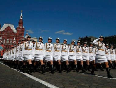 Μόσχα: Οι καλλονές Ρωσίδες στρατιωτίνες εντυπωσίασαν στην Κόκκινη Πλατεία την «Ημέρα της Νίκης» (φωτό, βίντεο)